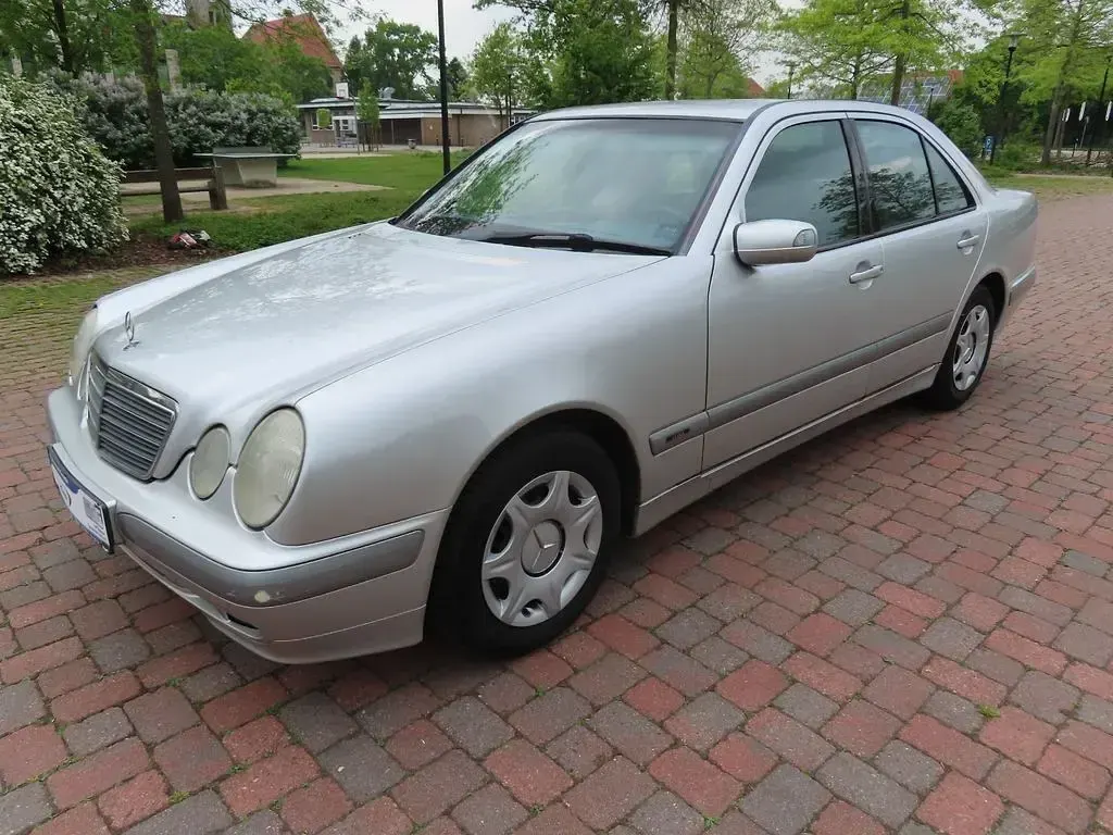 Gebraucht Mercedes E200 116 PS (85 kW) 2000 Silber Limousine