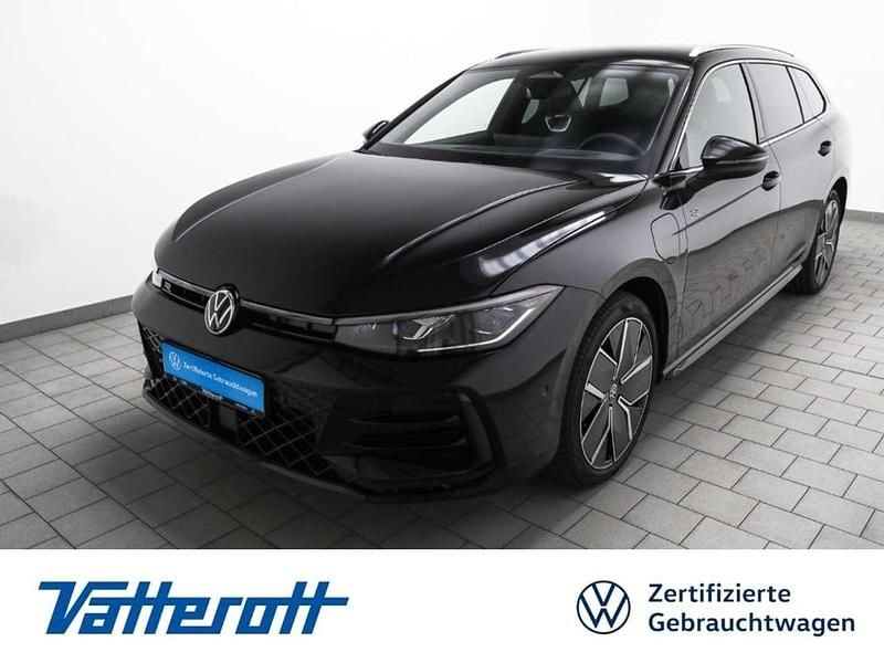 Grenadillschwarz metallic Gebraucht 2024 VW Passat R-line Kombi | 51.850 € - Bild 1/4