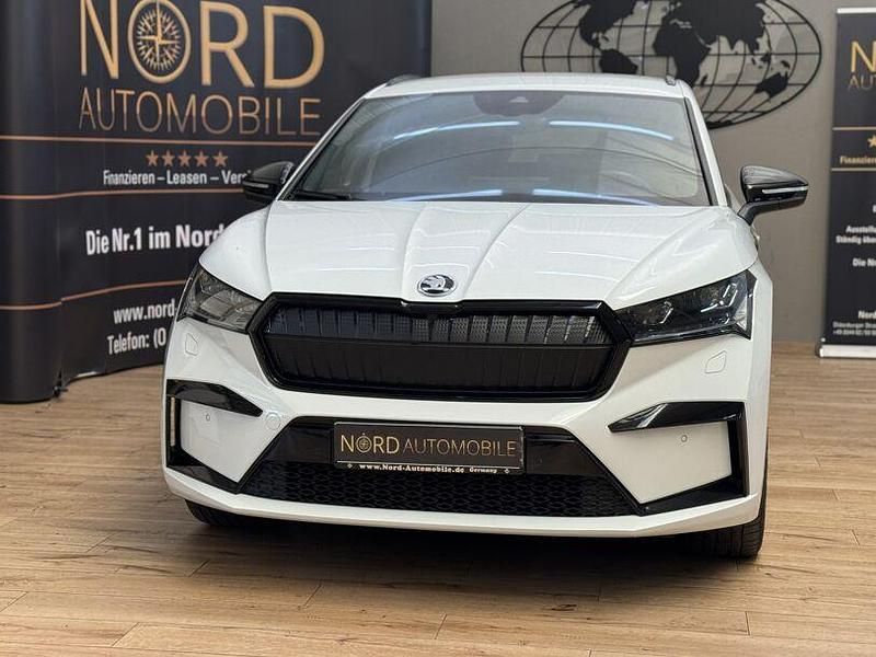 Moonweiß perleffekt (metallic) Gebraucht 2022 Skoda Enyaq iV SUV | 30.799 € (Fairer Preis) - Bild 1/3
