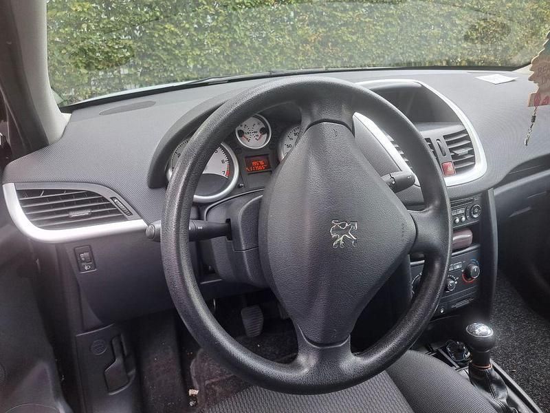Grau Gebraucht 2010 Peugeot 207 Filou Limousine | 3.350 € (Fairer Preis) - Bild 1/4