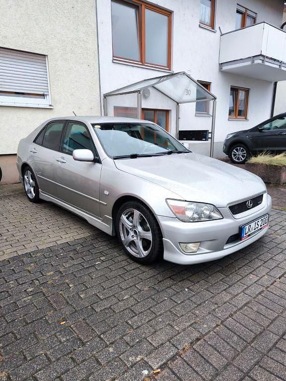 Silber Gebraucht 1999 Lexus IS200 Sport Line Limousine | 14.950 € - Bild 1/4