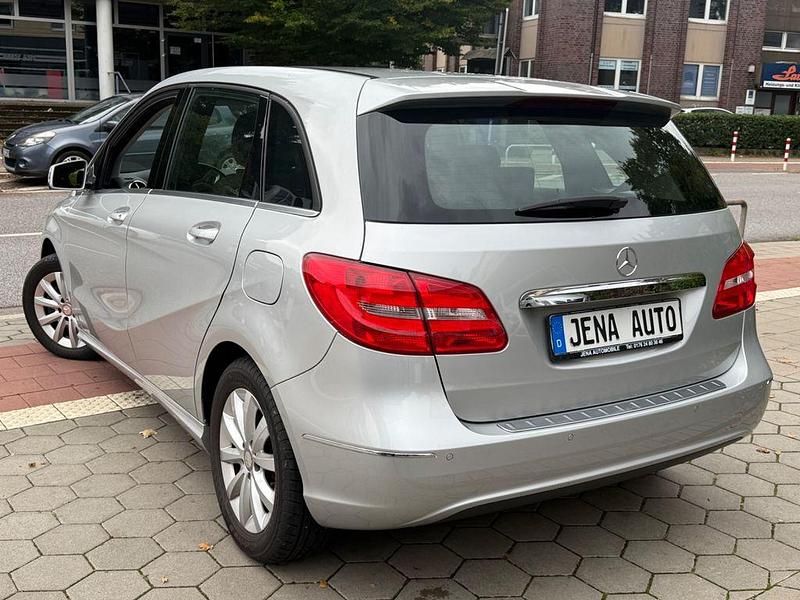 Gebraucht Mercedes B200 156 PS (114 kW) 2013 Silber Van / Kleinbus