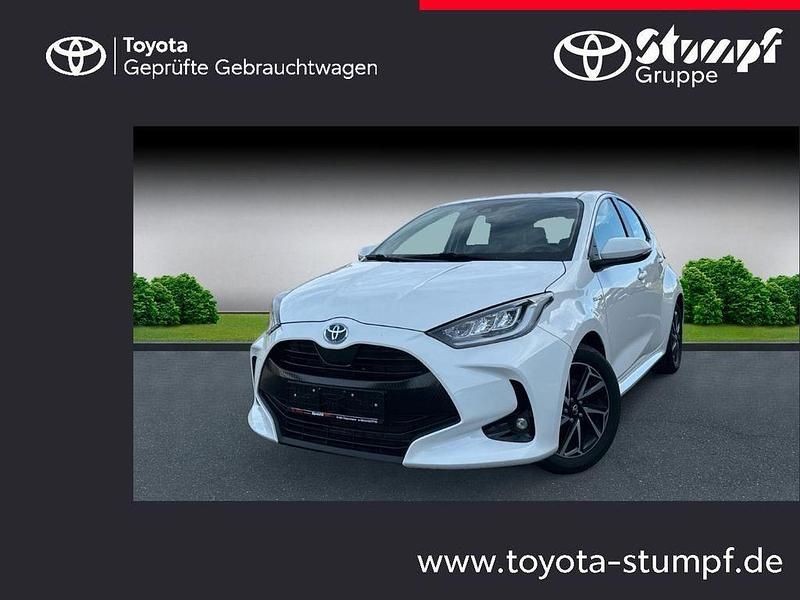 Weiß Gebraucht 2021 Toyota Yaris Hybrid Team Limousine | 18.990 € (Fairer Preis) - Bild 1/4