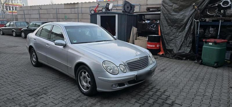 Silber Gebraucht 2003 Mercedes E240 Limousine | 2.500 € (Superpreis) - Bild 1/4