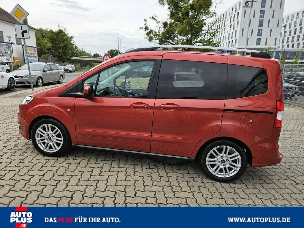 Gebraucht Ford Tourneo Courier Titanium 101 PS (74 kW) 2015 Rot Van / Kleinbus