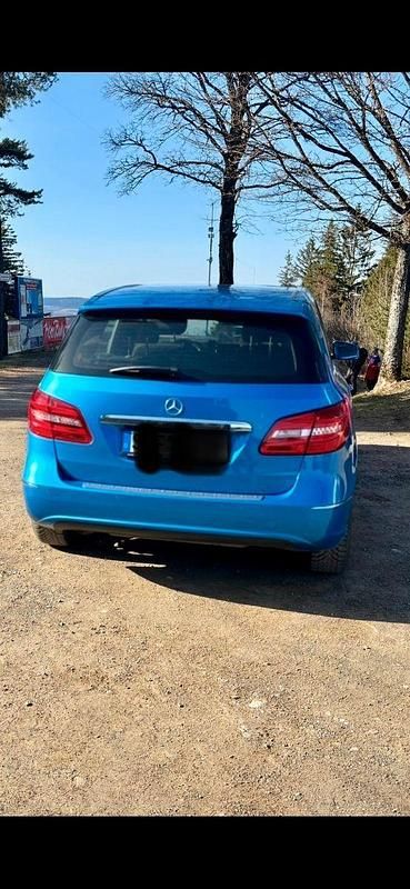 Gebraucht Mercedes B180 122 PS (89 kW) 2013 Blau Van / Kleinbus