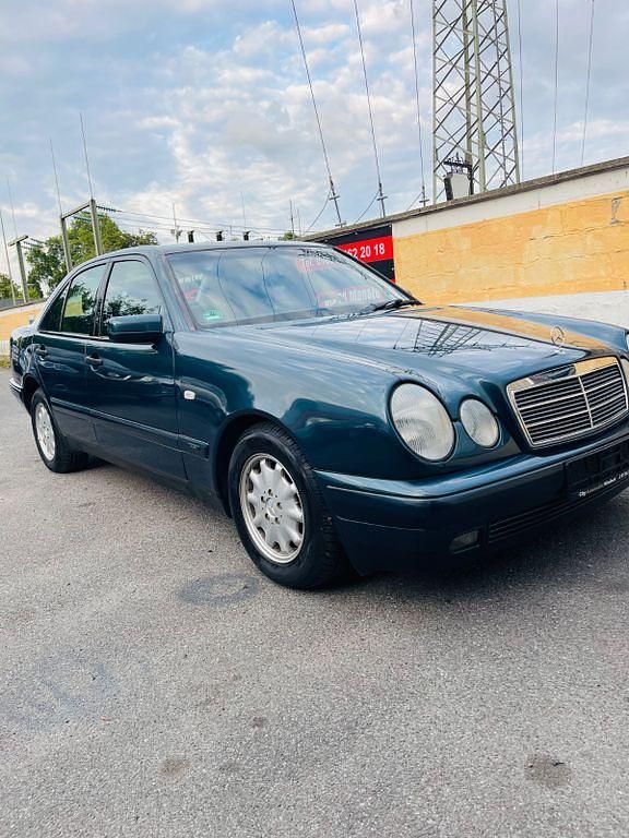 Grün Gebraucht 1999 Mercedes E240 Limousine | 7.900 € - Bild 1/4