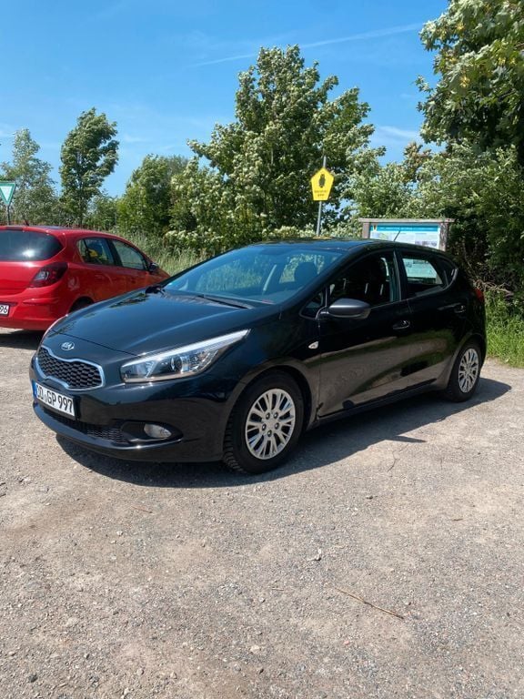 Schwarz Gebraucht 2013 Kia Ceed Limousine | 6.600 € (Fairer Preis) - Bild 1/4