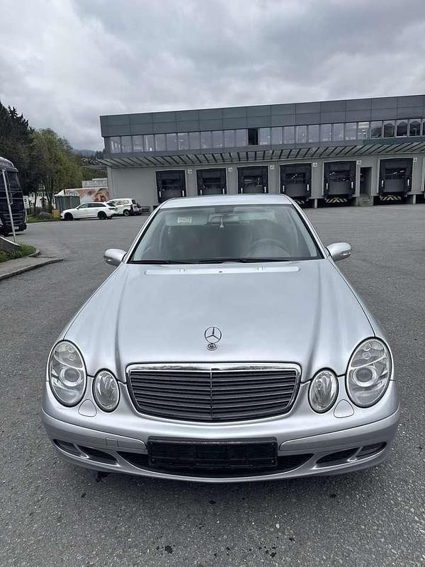Usado Mercedes E200 Classic 163 CV (119 kW) 2005 Berlina