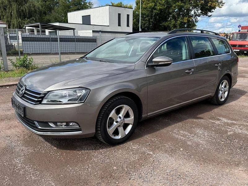 Braun Gebraucht 2011 VW Passat Comfortline Limousine | 3.490 € (Superpreis) - Bild 1/4
