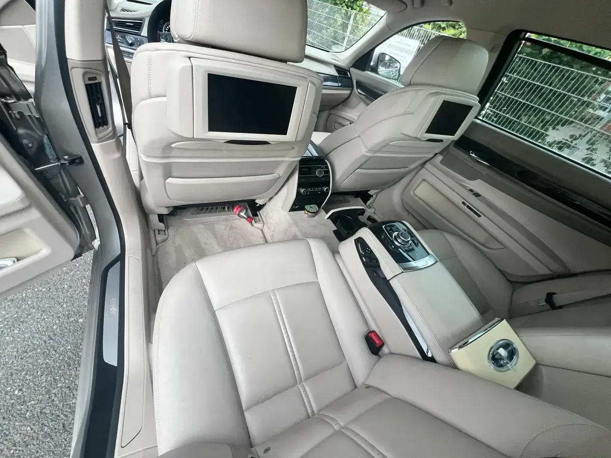 Używany BMW 750L 405 KM (297 kW) 2008 Srebrny Sedan/Limuzyna