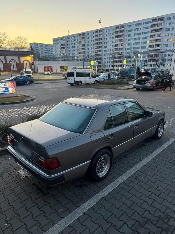 Gebraucht Mercedes E220 150 PS (110 kW) 1993 Grau Limousine