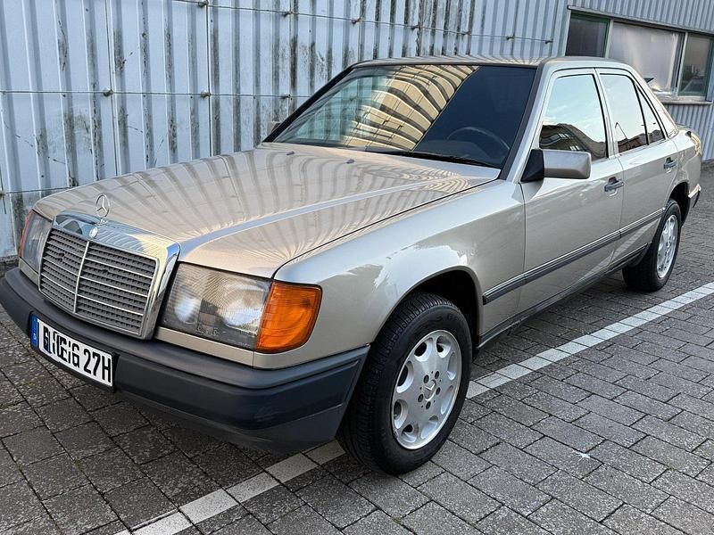 Grau Gebraucht 1987 Mercedes 250 Limousine | 6.800 € - Bild 1/4