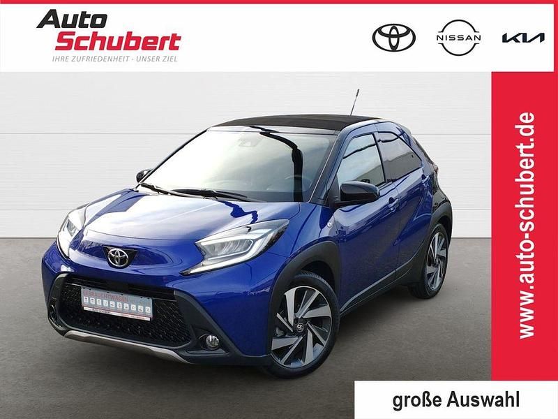 Juniper blue metallic/ night sky black Gebraucht 2022 Toyota Aygo X X-plore SUV | 16.990 € - Bild 1/2