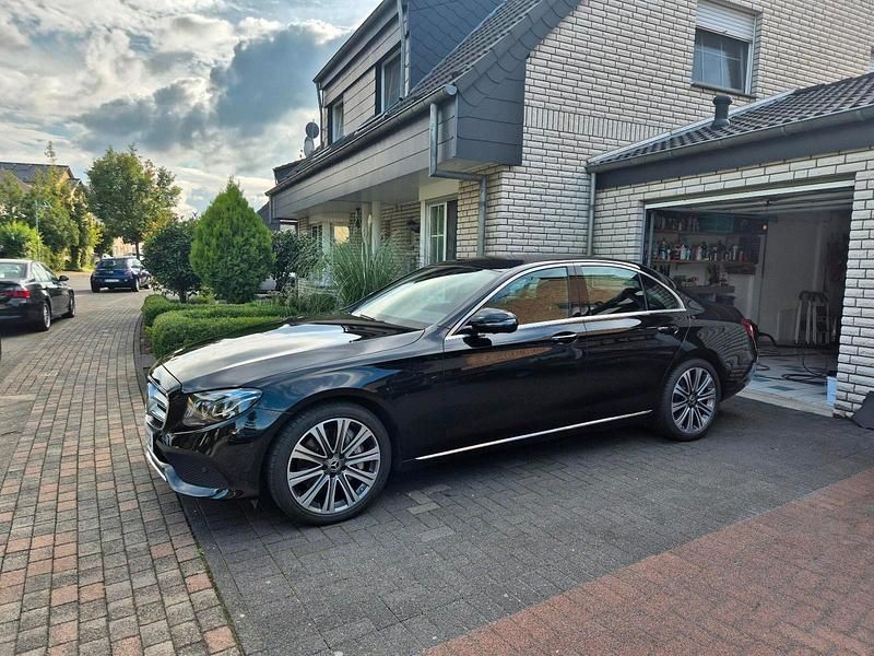 Schwarz Gebraucht 2018 Mercedes E400 Avantgarde Limousine | 38.400 € (Fairer Preis) - Bild 1/4