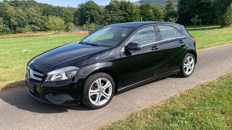 Schwarz Gebraucht 2015 Mercedes A180 Limousine | 12.990 € (Fairer Preis) - Bild 1/4