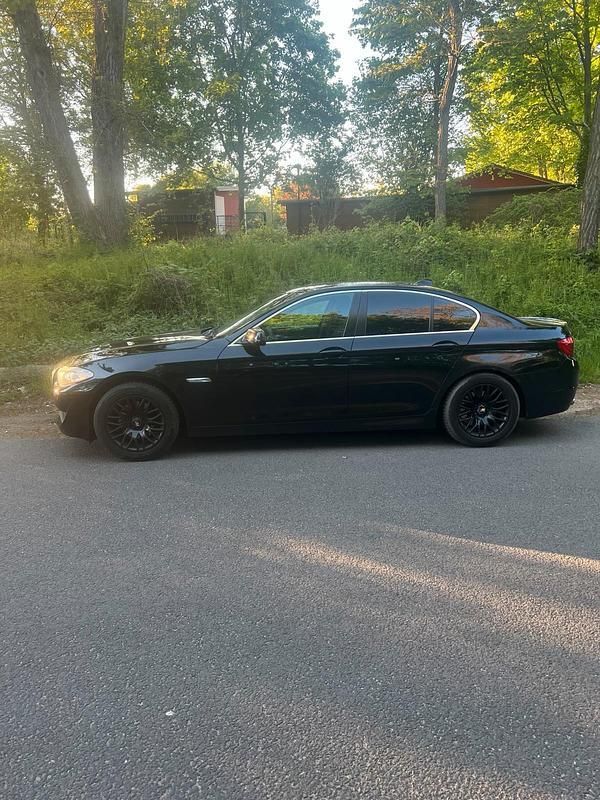 Schwarz Gebraucht 2010 BMW 523 Limousine | 7.500 € - Bild 1/4