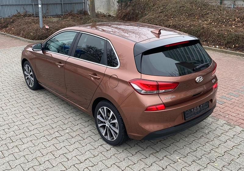 Gebraucht Hyundai i30 120 PS (88 kW) 2017 Braun Limousine