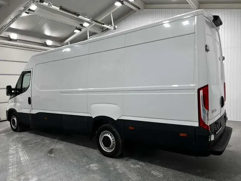 Second-hand Iveco Daily 156 CP (114 kW) 2023 Alb Van