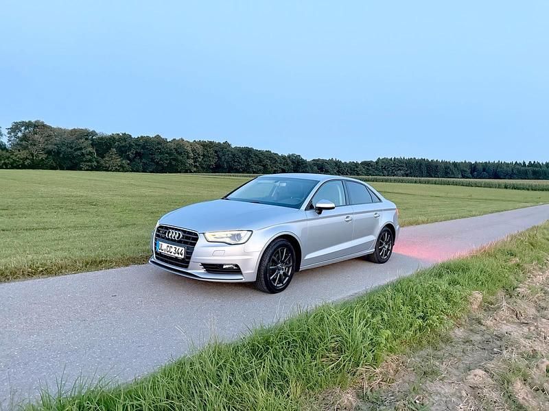 Grau Gebraucht 2016 Audi A3 Comfort Limousine | 13.000 € (Guter Preis) - Bild 1/4