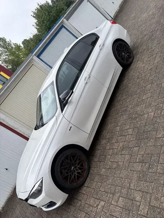 Gebraucht BMW 320 Sport Line 184 PS (135 kW) 2012 Weiß Limousine