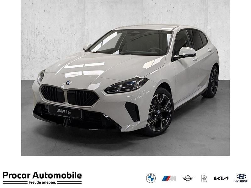 Alpinweiss iii Neu 2025 BMW 120 M Sport Kleinwagen | 34.790 € (Superpreis) - Bild 1/4