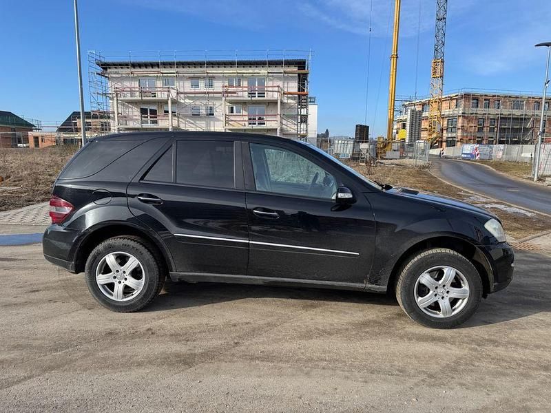 Second-hand Mercedes ML320 224 CP (164 kW) 2007 Negru SUV