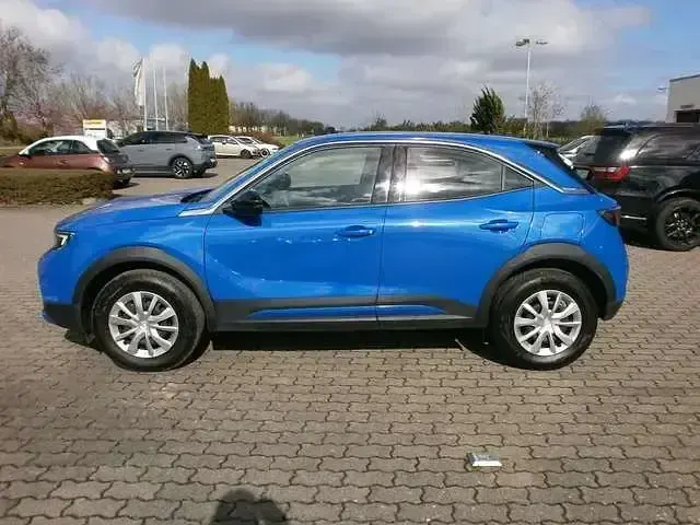 Gebraucht Opel Mokka Basis 101 PS (74 kW) 2022 Perl blau/voltaik blau (metallic) SUV