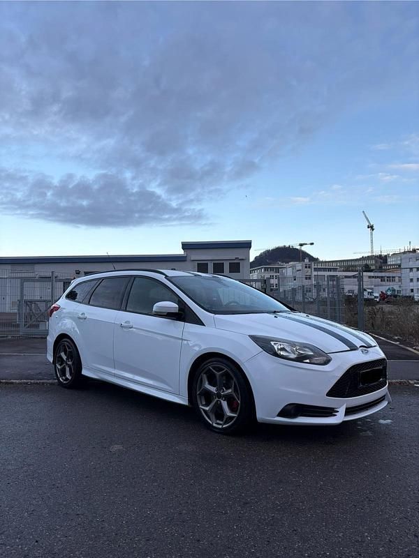 Weiß Gebraucht 2012 Ford Focus ST Kombi | 7.950 € (Fairer Preis) - Bild 1/4