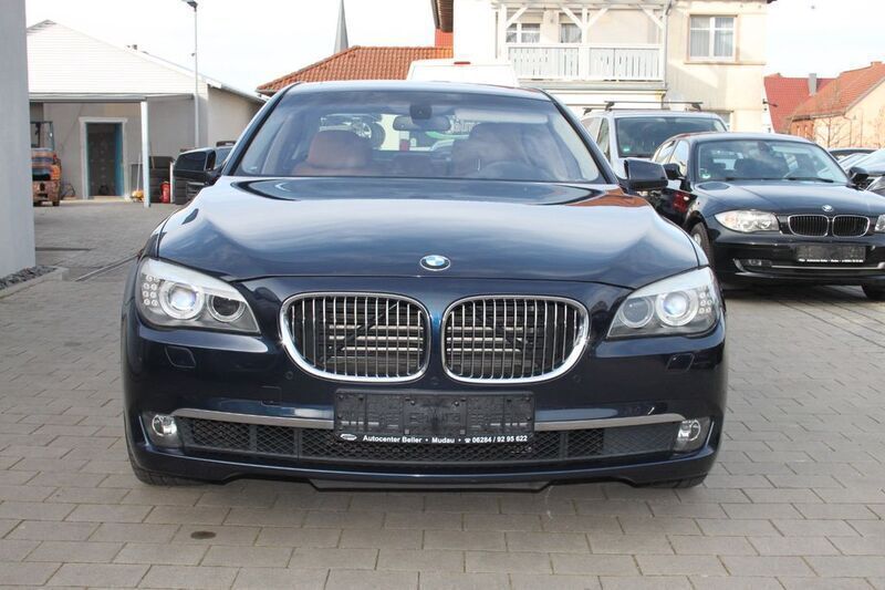 Blau Gebraucht 2011 BMW 750 Limousine | 18.999 € (Teuer) - Bild 1/4