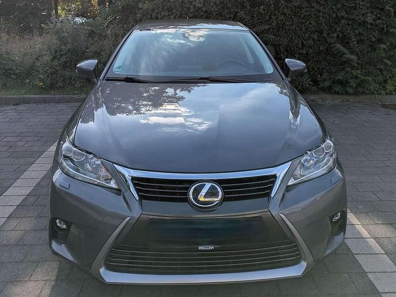Grau Gebraucht 2015 Lexus CT200h Executive Line Limousine | 18.500 € (Teuer) - Bild 1/4