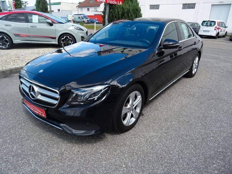 Obsidianschwarz metalliclack Gebraucht 2016 Mercedes E200 Limousine | 19.900 € - Bild 1/4