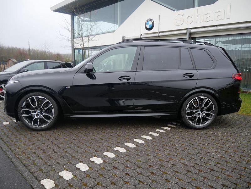 Neu BMW X7 M Sport 352 PS (258 kW) 2026 Schwarz SUV
