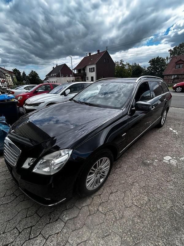 Schwarz Gebraucht 2010 Mercedes E350 Kombi | 6.200 € (Superpreis) - Bild 1/4