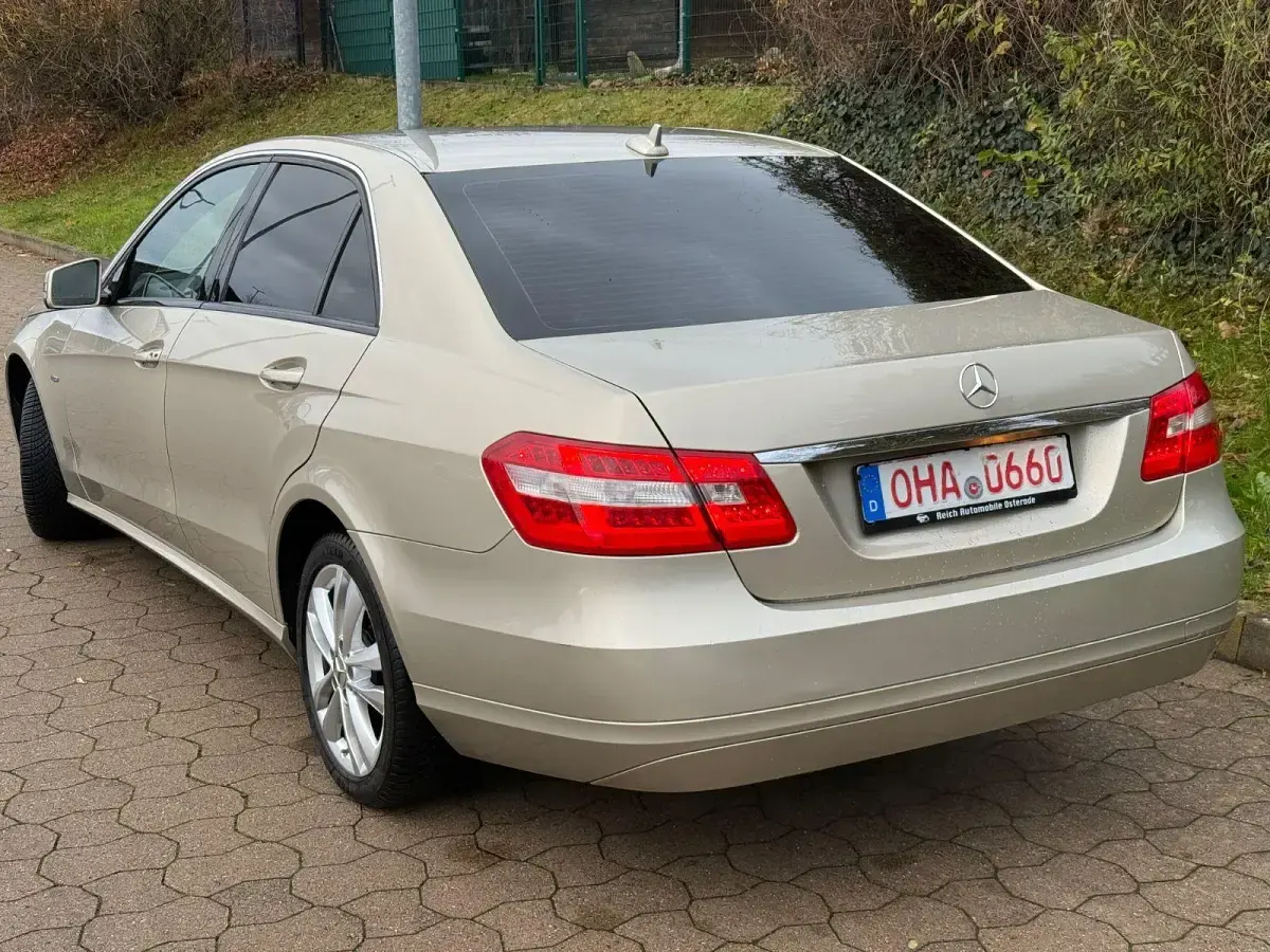 Second-hand Mercedes E250 204 CP (150 kW) 2011 Auriu Berlinǎ
