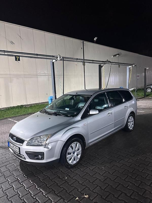 Grau Gebraucht 2007 Ford Focus Kombi | 1.100 € - Bild 1/4