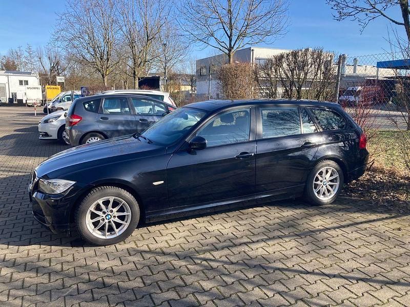 Schwarz Gebraucht 2011 BMW 320 Kombi | 13.100 € - Bild 1/4