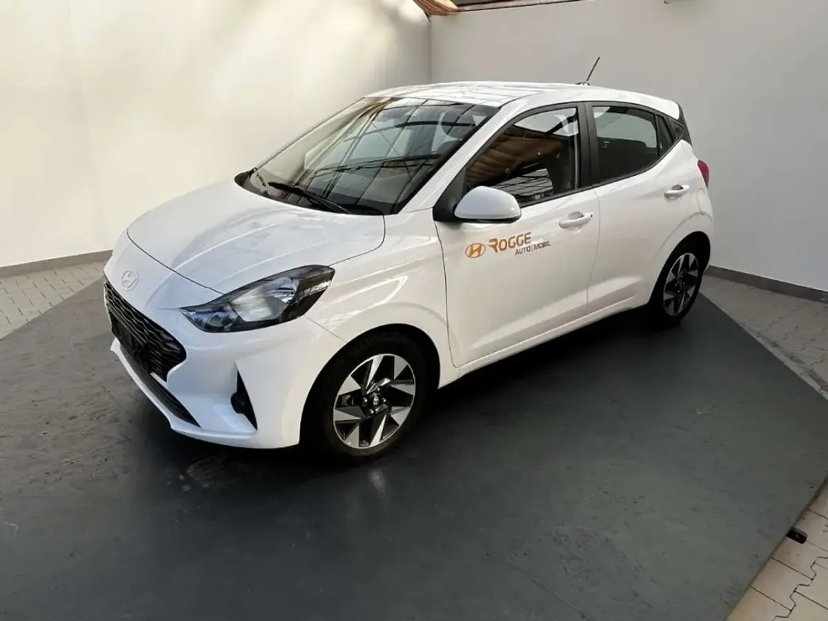Gebraucht Hyundai i10 Trend 63 PS (46 kW) 2025 Atlas white / sol Kleinwagen