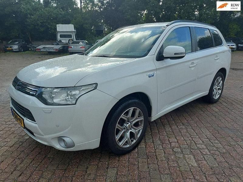 Grau Gebraucht 2013 Mitsubishi Outlander P-HEV Instyle SUV | 8.954 € - Bild 1/4