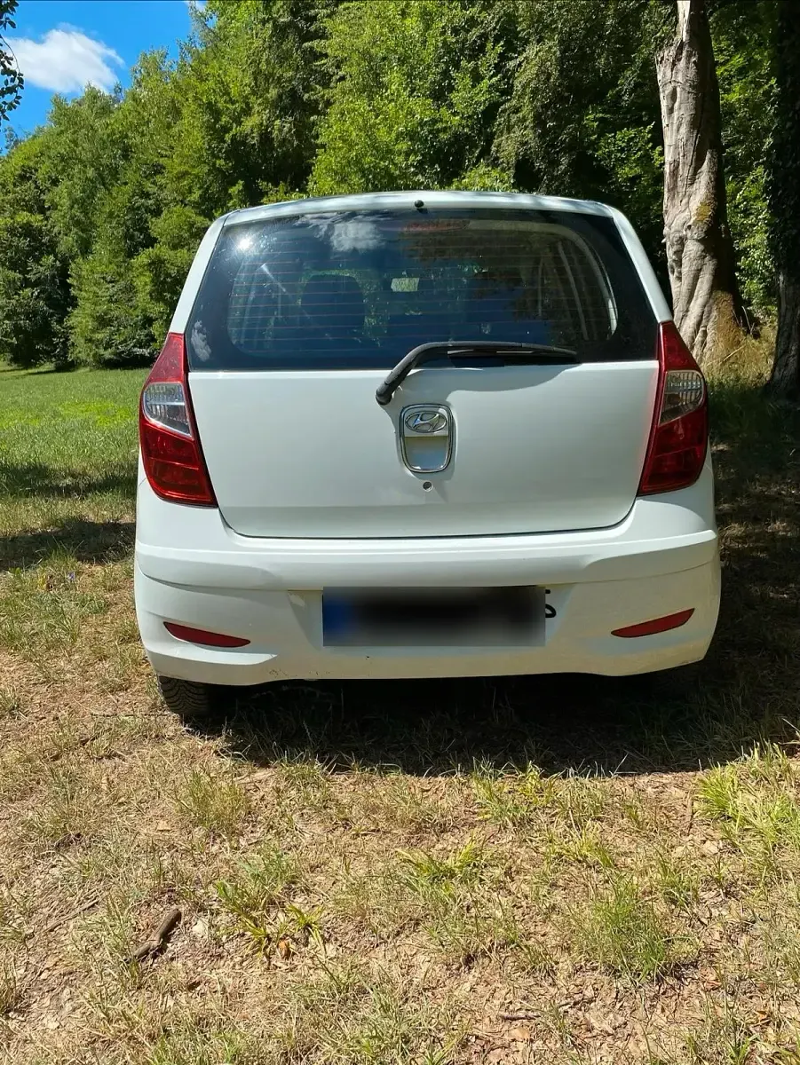 Gebraucht Hyundai i10 70 PS (51 kW) 2011 Weiß Kleinwagen