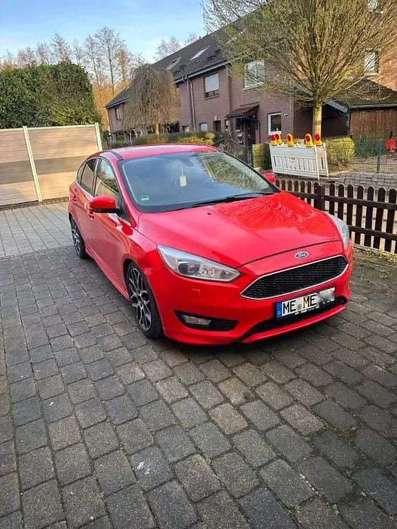 Gebraucht Ford Focus Titanium 182 PS (133 kW) 2015 Rot Limousine