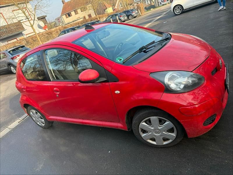Gebraucht Toyota Aygo 68 PS (50 kW) 2010 Rot Kleinwagen