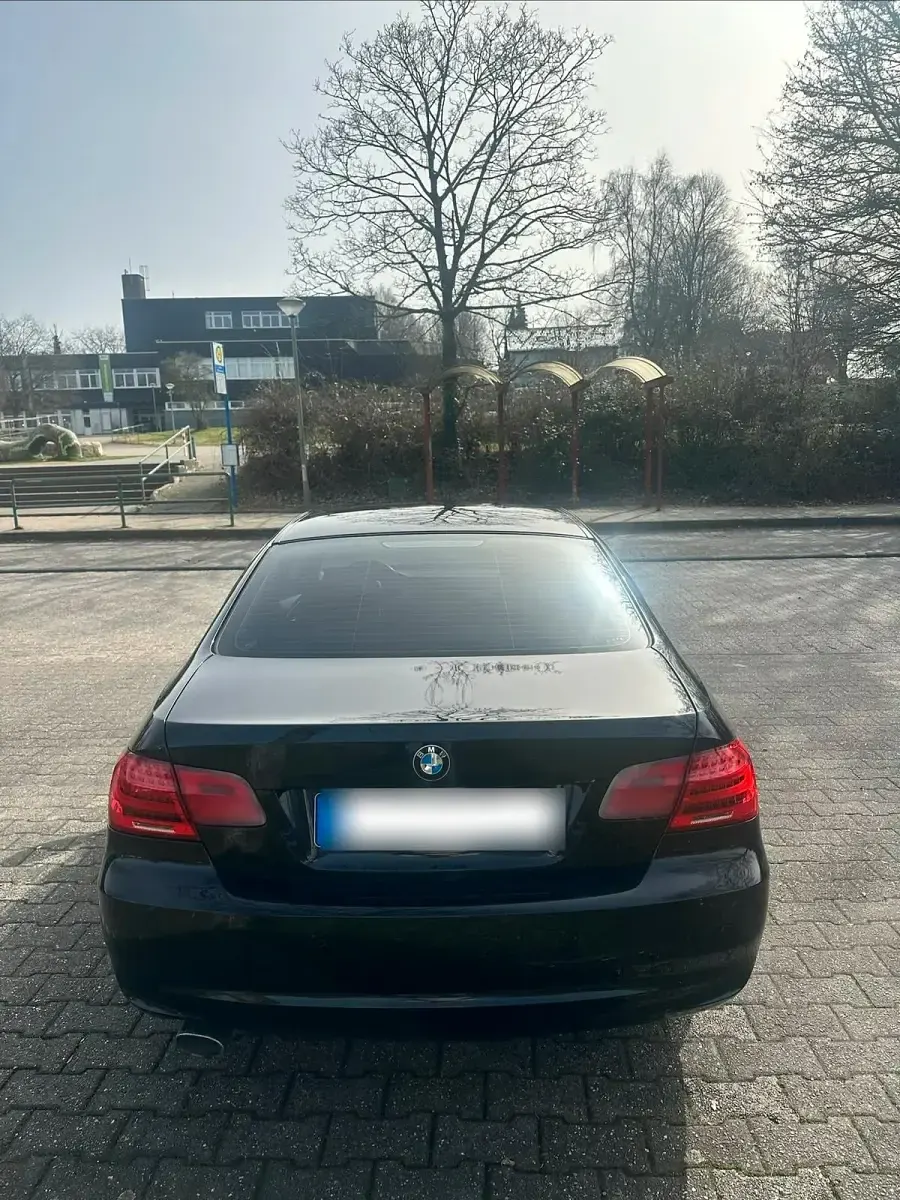 Gebraucht BMW 320 184 PS (135 kW) 2011 Schwarz Coupé