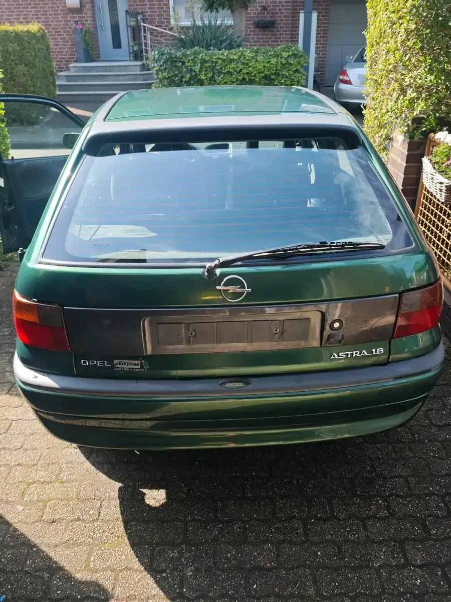 Usata Opel Astra 75 CV (55 kW) 1997 Verde Berlina