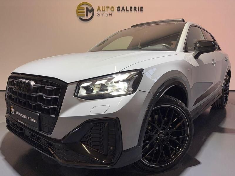 Grau Gebraucht 2021 Audi Q2 S-Line SUV | 29.990 € (Teuer) - Bild 1/4