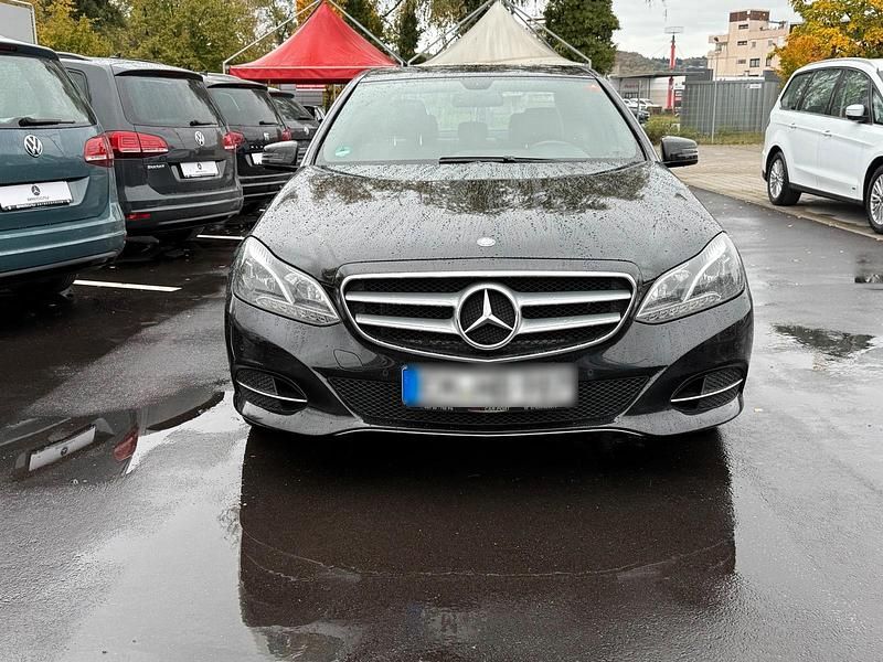 Schwarz Gebraucht 2013 Mercedes E200 Limousine | 13.990 € - Bild 1/4
