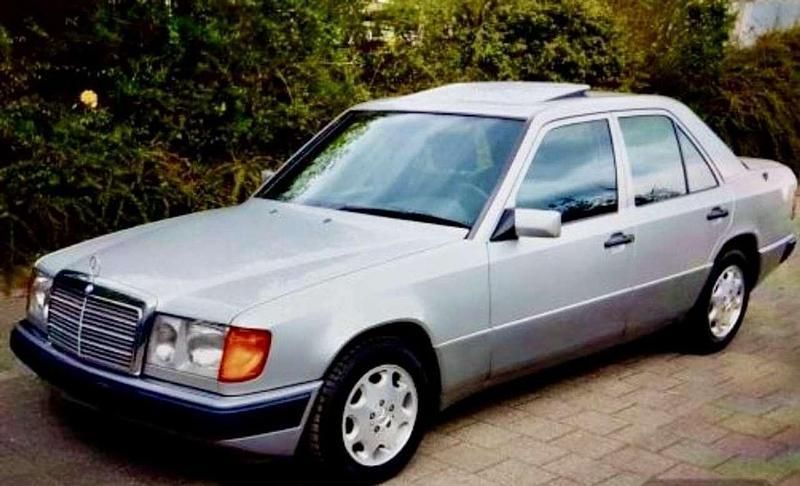 Beige Gebraucht 1993 Mercedes E200 Limousine | 10.500 € - Bild 1/4