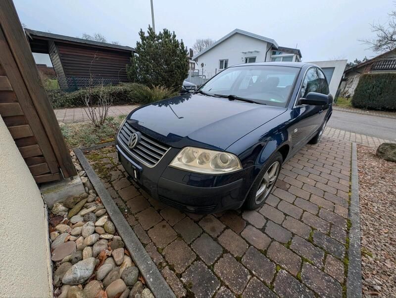 Blau Gebraucht 2001 VW Passat Limousine | 700 € - Bild 1/4