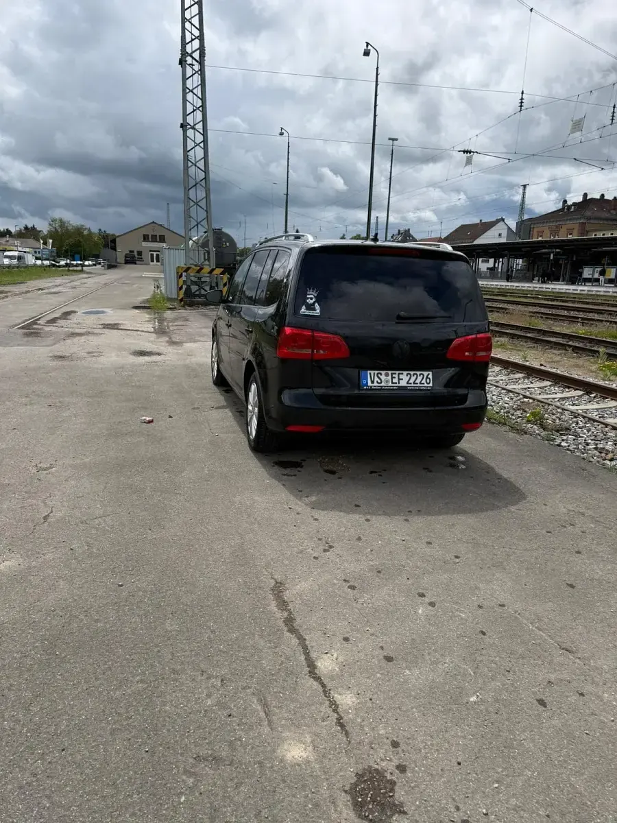 Gebraucht VW Touran 105 PS (77 kW) 2011 Schwarz Van / Kleinbus