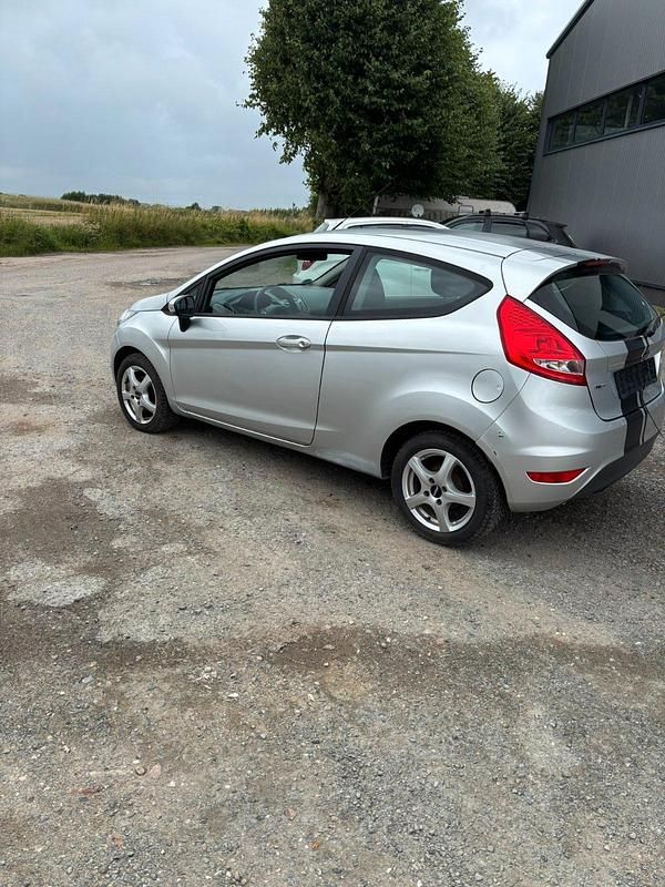 Gebraucht Ford Fiesta 95 PS (69 kW) 2010 Silber Kleinwagen